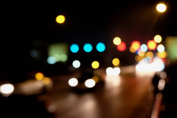 Résumé Trafic de voitures la nuit. Mouvement flou. Quelle ville urbaine — Photo