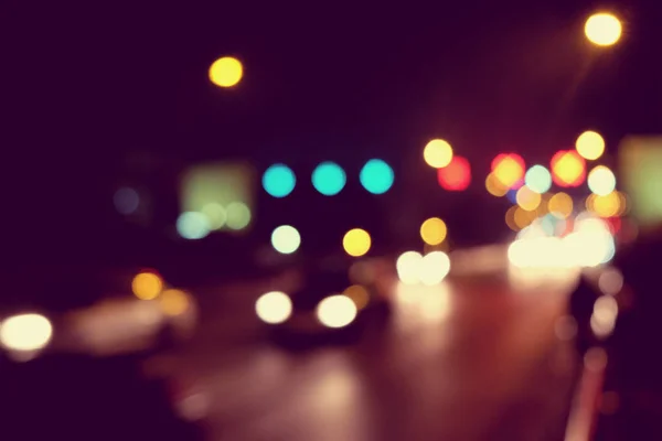 Resumen Tráfico de coches por la noche. Movimiento borroso. Qué ciudad urbana — Foto de Stock