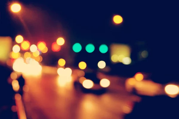 Abstrakt biltrafik på natten. Suddig rörelse. Vilken stads-stad — Stockfoto