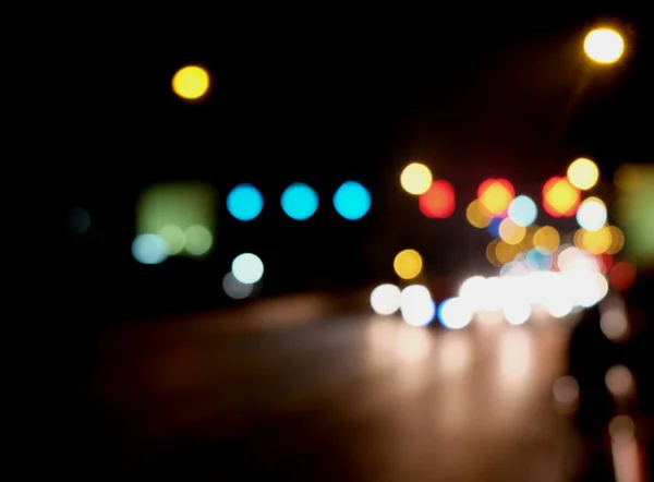 Resumen Tráfico de coches por la noche. Movimiento borroso. Qué ciudad urbana —  Fotos de Stock