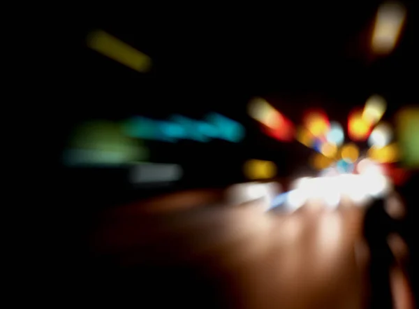 Iluminación borrosa y luces nocturnas, desenfoque del movimiento del tráfico del coche —  Fotos de Stock