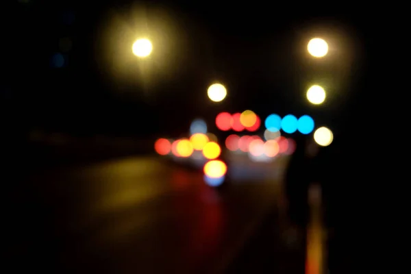 Автомобільний трафік вночі. Рухи розмиті. Яке місто — стокове фото
