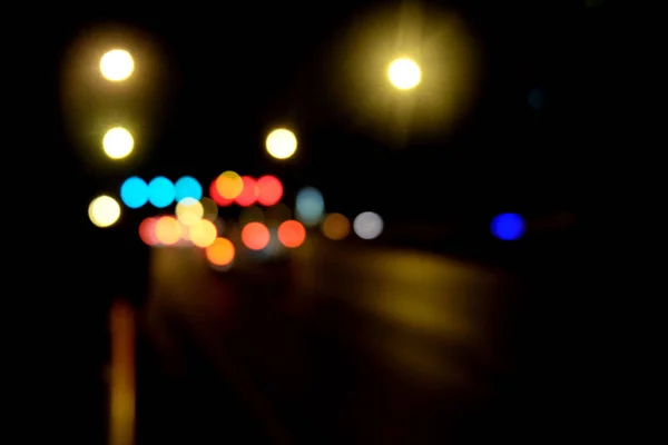 Résumé Trafic de voitures la nuit. Mouvement flou. Quelle ville urbaine — Photo