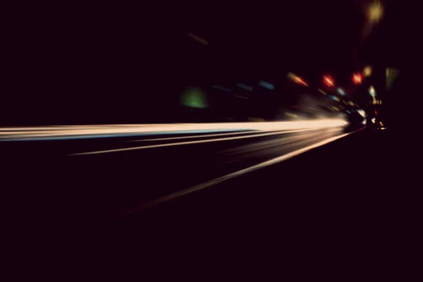 Iluminación borrosa y luces nocturnas, desenfoque del movimiento del tráfico del coche —  Fotos de Stock