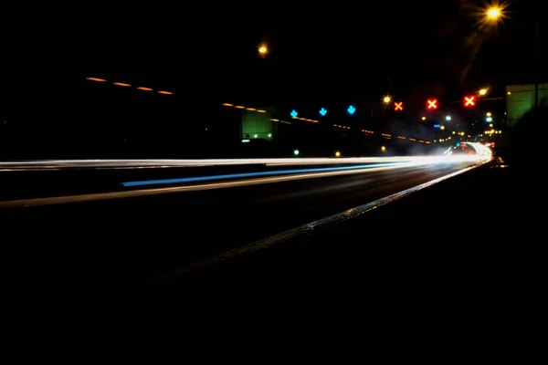 Illumination floue et lumières de nuit, flou du mouvement de la circulation automobile — Photo