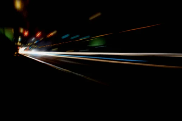 Rozmyte oświetlenie i lampki nocne, ruch samochodowy rozmycie ruchu — Zdjęcie stockowe