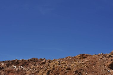 Mavi ve bulutlu gökyüzü arka plan üzerinde Toprak