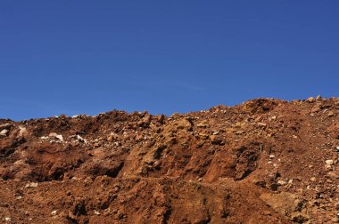 Mavi ve bulutlu gökyüzü arka plan üzerinde Toprak