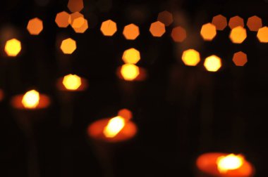 Çoklu renkli odaklanmış bokeh ışıkları arkaplanı,