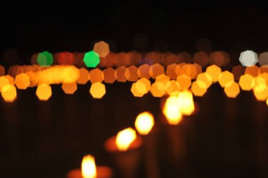 Çoklu renkli odaklanmış bokeh ışıkları arkaplanı,