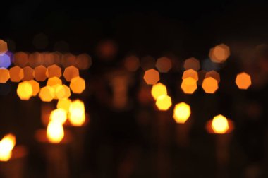 Çoklu renkli odaklanmış bokeh ışıkları arkaplanı,