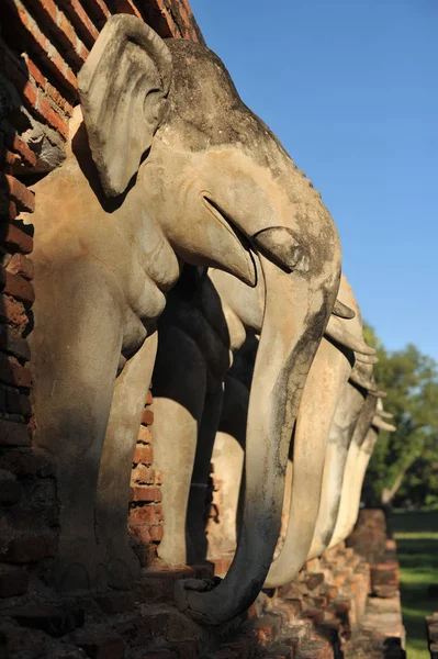 扫管笏昌 lom，大象雕像周围素可泰历史公园 — 图库照片