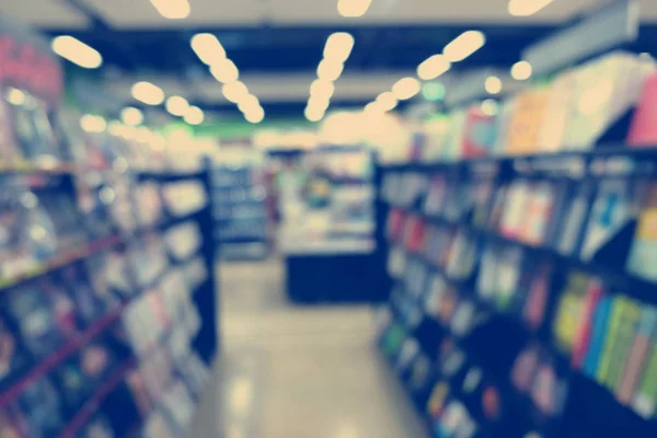 Plano de fundo abstrato Blur de livro em estantes de livros na livraria — Fotografia de Stock