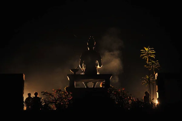 Silueta el monumento del rey Ramkhamhaeng, Sukhothai —  Fotos de Stock