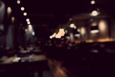 Kahve dükkanının arka planı bulanık. Bokeh ışığı ve klasik filtresi var.