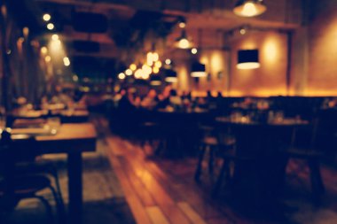 Kahve dükkanının arka planı bulanık. Bokeh ışığı ve klasik filtresi var.