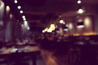 Kahve dükkanının arka planı bulanık. Bokeh ışığı ve klasik filtresi var.