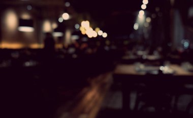 Kahve dükkanının arka planı bulanık. Bokeh ışığı ve klasik filtresi var.