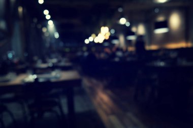 Kahve dükkanının arka planı bulanık. Bokeh ışığı ve klasik filtresi var.