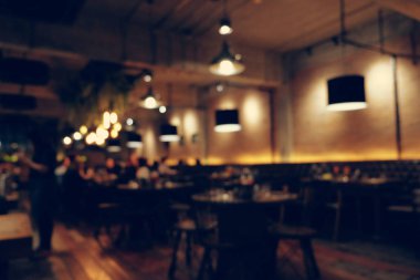 Kahve dükkanının arka planı bulanık. Bokeh ışığı ve klasik filtresi var.