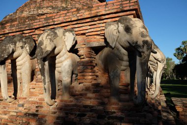 Wat Chang Lom (etrafında fil heykelleri) Sukhothai tarihi 