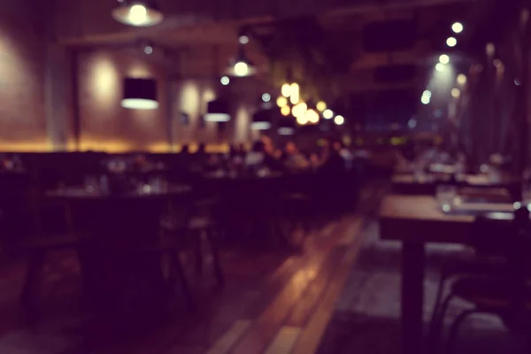 Kahve dükkanının arka planı bulanık. Bokeh ışığı ve klasik filtresi var.