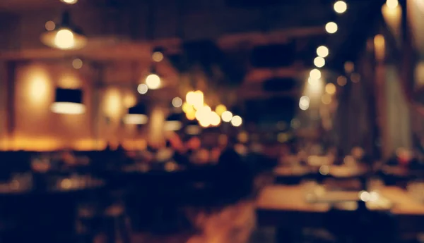 Kahve dükkanının arka planı bulanık. Bokeh ışığı ve klasik filtresi var.