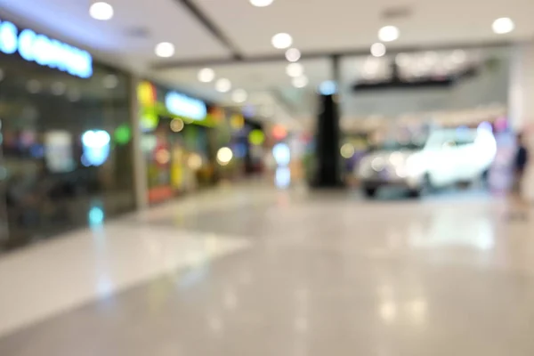 Размытое изображение торгового центра и людей, в универмаге — стоковое фото