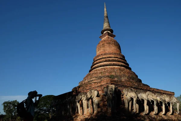 Wat chang lom (Elefantenstatuen herum) sukhothai historisch — Stockfoto