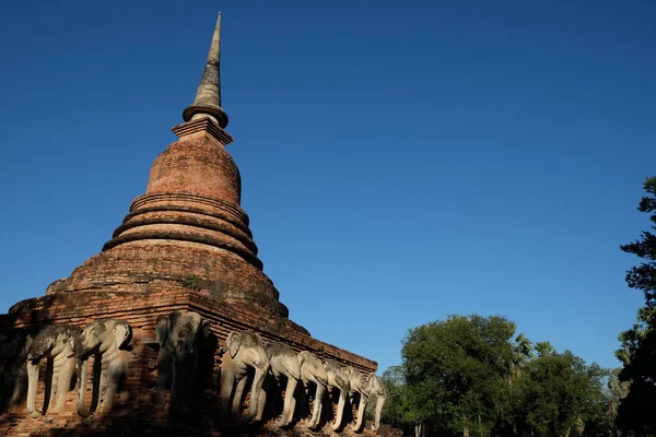 Wat Chang lom (az elefánt szobrok körül) Sukhothai történelmi — Stock Fotó