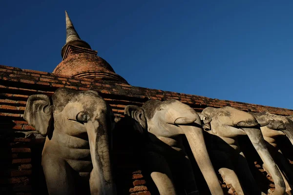 Wat Chang lom (az elefánt szobrok körül) Sukhothai történelmi — Stock Fotó