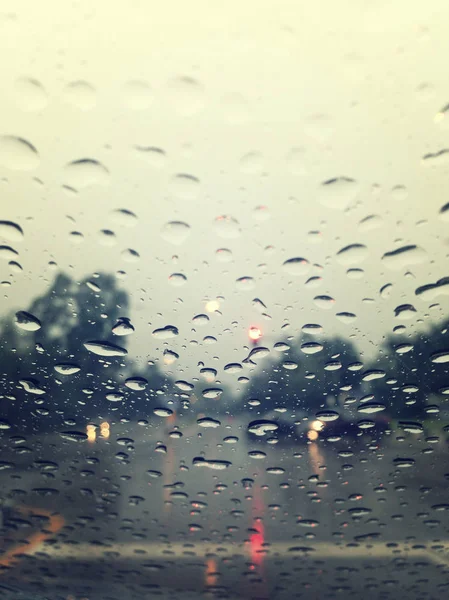 Außerhalb des Autos bei Regen, Blick vom Autositz. — Stockfoto