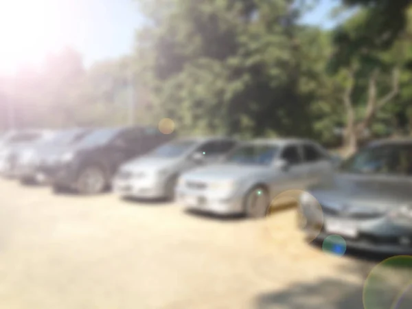 Размытое изображение автомобилей на парковке в дневное время — стоковое фото