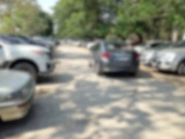 Imagen desenfocada de los coches en el estacionamiento durante el día — Foto de Stock