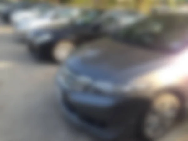 Θολή χώρο στάθμευσης αυτοκινήτων σε εξωτερικούς χώρους με λευκή σήμανση — Φωτογραφία Αρχείου