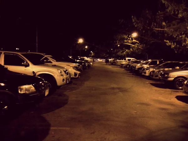 Abstrakt oskärpa utomhusparkering på natten — Stockfoto