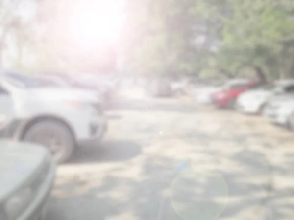Imagen desenfocada de los coches en el estacionamiento durante el día — Foto de Stock