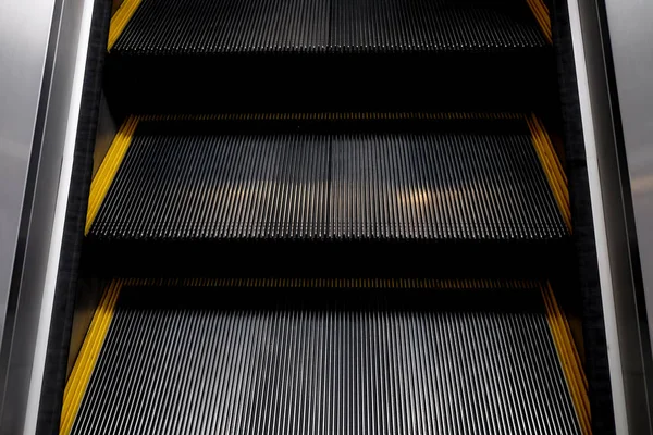 Escalera mecánica abstracta en el centro comercial, Subiendo escaleras, amarillo —  Fotos de Stock