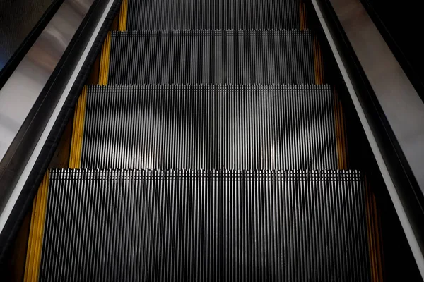 Escada rolante abstrata no shopping center, subindo escadas, amarelo — Fotografia de Stock