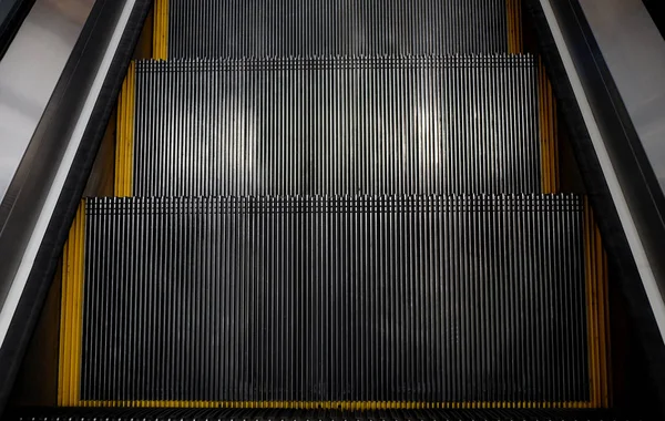 Escalator abstrait dans le centre commercial, monter l'escalier, jaune — Photo