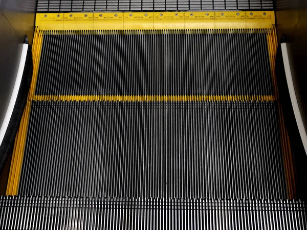 Escalator abstrait dans le centre commercial, monter l'escalier, jaune — Photo
