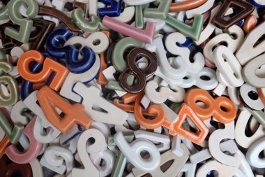 Renkli seramik yazı tipi numarası