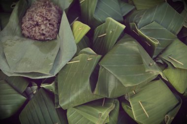 Muz yaprağı sarılı pirinç, Tayland yemeği.