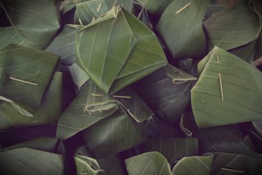 Yapışkan pirinç Tayland kreması muzla sarılmış Tayland tatlısıdır.