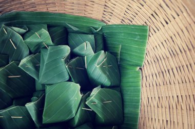 Muz yapraklı pilavlı Tayland usulü yumurta kreması.