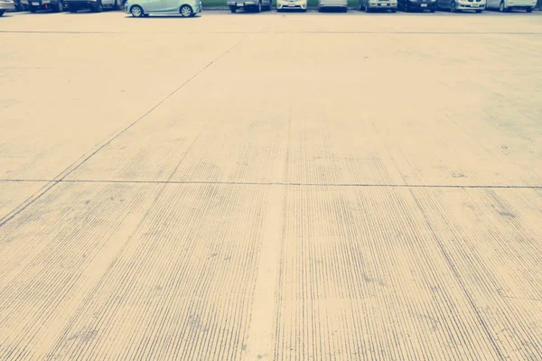 Auto parkeerplaats bij buiten met witte markering — Stockfoto