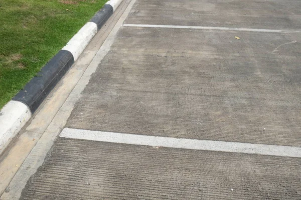 Estacionamento com estacionamento ao ar livre com marcação branca — Fotografia de Stock