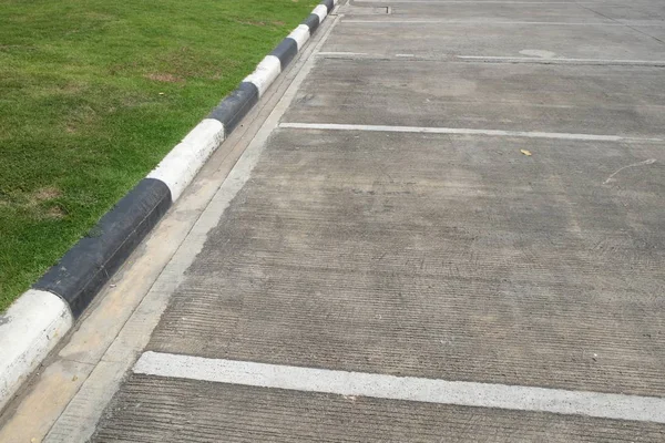 Estacionamento com estacionamento ao ar livre com marcação branca — Fotografia de Stock