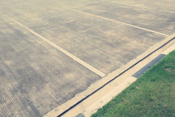 Parcheggio auto all'aperto Con Bianco Marcatura — Foto Stock