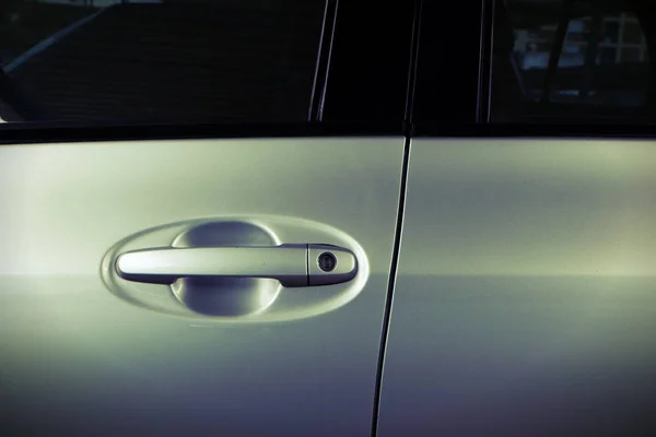 Poignée d'une porte de voiture en argent — Photo